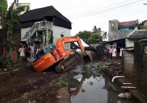 அடையாறு கரையோர ஆக்கிரமிப்புகள் அகற்றம்: ஆட்சியர் அதிரடி நடவடிக்கை !