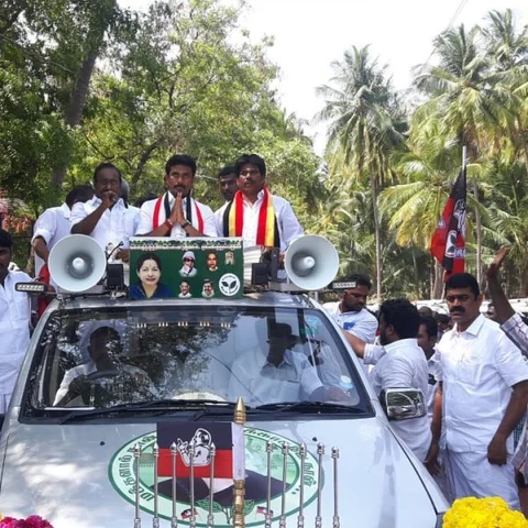 `கூட்டணிக் கட்சிகளின் கொடிகள் புறக்கணிப்பு' - முதல்நாள் பிரசாரத்திலேயே சர்ச்சையில் ஓ.பி.எஸ் மகன்!