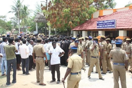 அன்புமணி ராமதாஸ் திடீர் கைது: ஜெயலலிதா மீது சாடல் (படங்கள்)