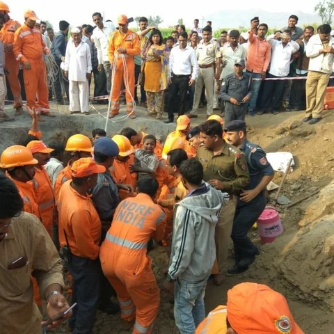 ஆழ்துளை கிணற்றில் விழுந்த சிறுவன்! - 16 மணி நேரப் போராட்டத்துக்குப் பிறகு மீட்பு