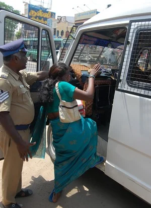 போட்டித் தேர்வுக்கு அனுமதி தாங்க: தொடர்ந்து போராடும் திருநங்கை! (படங்கள்)
