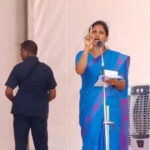 "யார் அந்த ட்ரான்ஸ்லேட்டர்?" கேரளாவில் ராகுல் பிரச்சாரத்தில் கவனம் ஈர்த்த பெண்