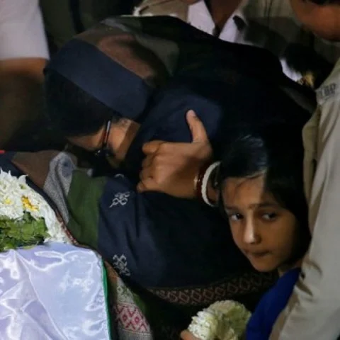 ``பிப்ரவரி 14-க்குப் பிறகு எதுவும் பாதிப்பதில்லை!''- போரை எதிர்த்த சி.ஆர்.பி.எஃப் வீரர் மனைவி