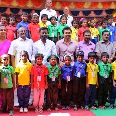 அப்பா, அம்மாவை நல்லா பார்த்துக்கங்க, மாணவர்களுக்கு அறிவுரை செய்த கார்த்தி