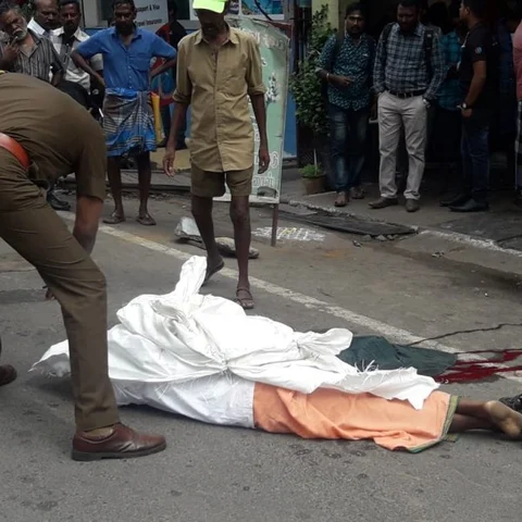 கிளி ஜோசியரைக் கொன்று, துண்டுப் பிரசுரங்களை வீசிச்சென்ற மர்ம நபர்! - திருப்பூரில் பயங்கரம்