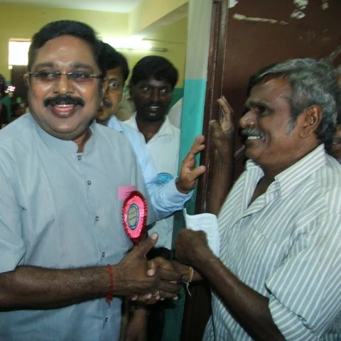 ’கட்சி யாரிடம் இருக்கிறது என்பது முக்கியமில்லை!’ - செய்தியாளர்களிடம் கலகலத்த தினகரன் #RKNagar