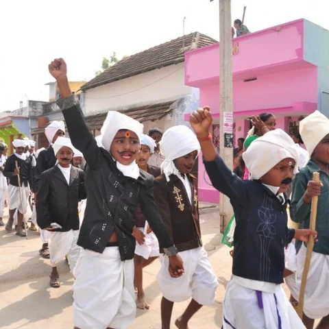 `வந்தே மாதரம்' முழங்கி பாரதியார் பல்லக்கு தூக்கி பேரணியாக வந்த மாணவர்கள்!