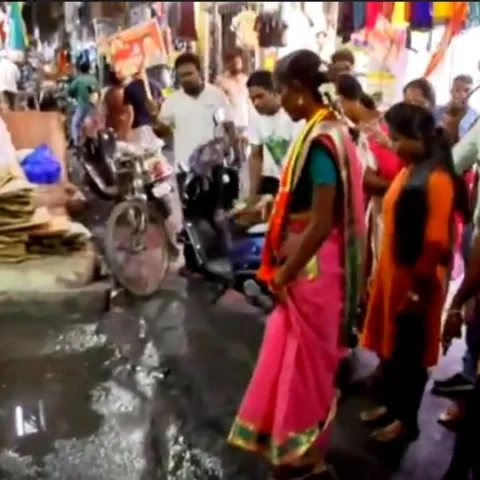 `ஹலோ, நான் காளியம்மாள் பேசுகிறேன்'- வாக்கு சேகரிக்கச் சென்ற வேட்பாளர் அதிரடி