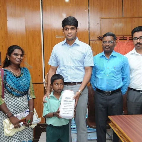 `புயல் நிவாரண நிதி; உண்டியல் பணத்தை வழங்கிய பள்ளி மாணவன்!’- பாராட்டிய ஆட்சியர்!