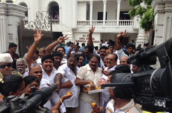 அதிக வருமான ஈட்டும் மாநிலக் கட்சிகள் - முதல் இரண்டு இடங்களைப் பிடித்த தமிழகக் கட்சிகள்!