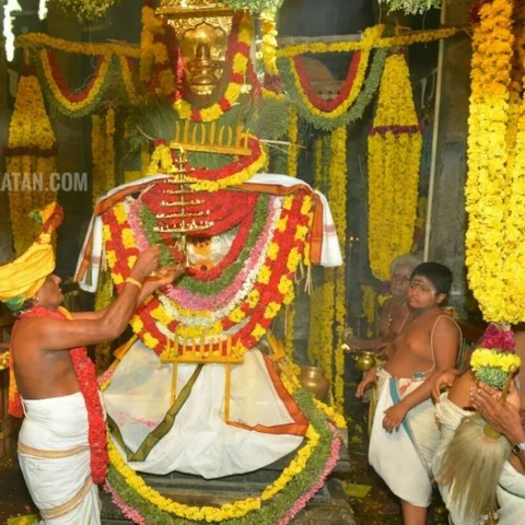 தூத்துக்குடி சங்கரராமேஷ்வரர் கோயில் சித்திரைத் திருவிழா கொடியேற்றம்