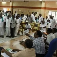 கரும்புக்கான பாக்கி தொகை: ஆட்சியரை முற்றுகையிட்ட விவசாயிகள்!