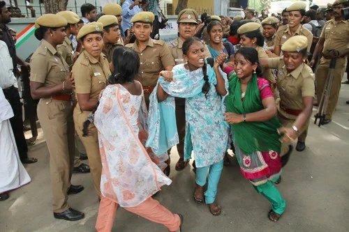 கோவை: மனு கொடுக்க வந்த மாணவர்கள் மீது போலீஸ் தடியடி!