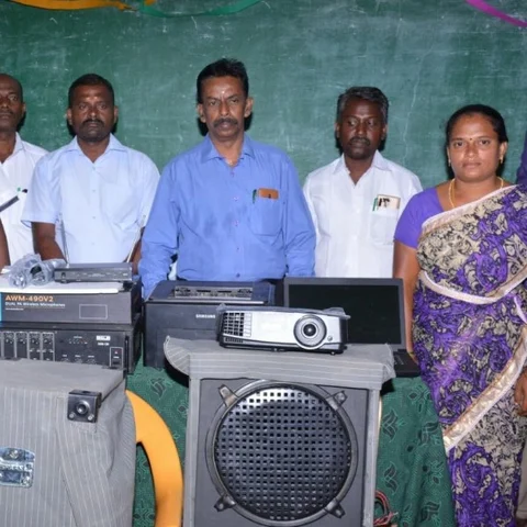 அரசுப் பள்ளி ஸ்மார்ட் வகுப்பறைக்காக சீர் கொடுத்த ஊர்மக்கள்!