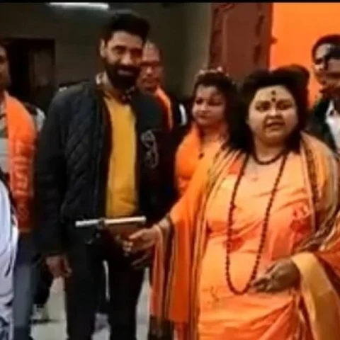 காந்தியை அவமதித்த பூஜா பாண்டே தலைமறைவா?