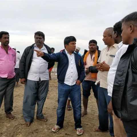 `துணி துவைப்பதும் தட்டுக் கழுவுவதும்தான் எங்கள் வேலையா?' சப்-கலெக்டருக்கு எதிராகக் காெந்தளித்த அரசு ஊழியர்கள்