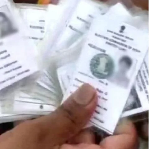 பெங்களூரில் 9,000 வாக்காளர் அட்டைகள் பறிமுதல்! தேர்தலுக்கு முன் பரபரப்பு!