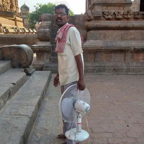 இரவில் தங்க நிறத்தில் ஜொலிக்கும் தஞ்சைப் பெரிய கோயில்! - காரணமானவரைக் கொஞ்சம் பாராட்டலாமே #MyVikatan