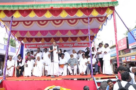 மதுவிலக்கை வலியுறுத்தி வைகோ நடைபயணம்! ( படங்கள் )