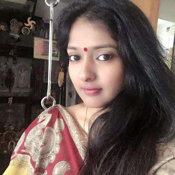 ``குழந்தை, குடும்பம்னு வாழ ஆசையா இருக்கு!" - `பிக் பாஸ்' காயத்ரி