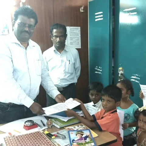 `எங்க கனவையாவது நிறைவேத்துங்க அங்கிள்!'- நகராட்சி கமிஷனரிடம் மனு அளித்த சிறுவர்கள்