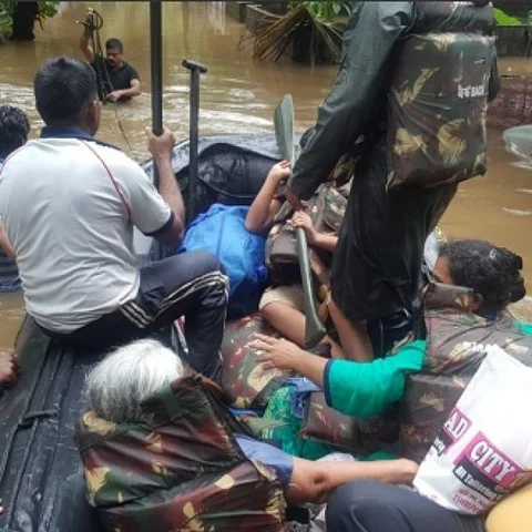 `எட்டு மாநிலங்களில் 1,400 பேர்; கேரளாவில் 488 பேர்!' - மழையால் உயிரிழந்தவர்களின் விவரம்