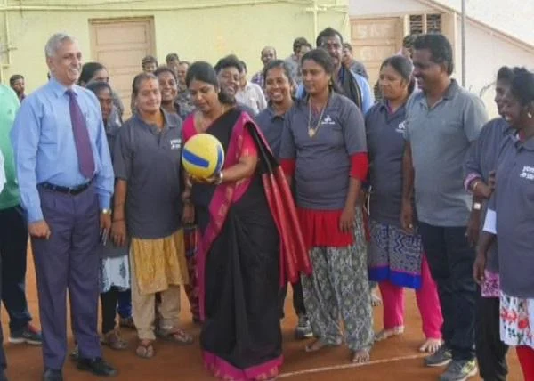 விளையாட்டுப் போட்டியில் அசத்திய அரசு ஊழியர்கள்! - மன அழுத்தத்தைப் போக்க புது ஐடியா