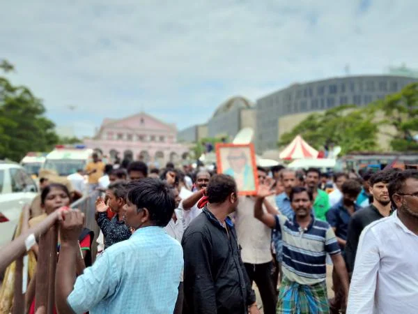 ``என்ன செய்தார் இந்த கருணாநிதி...ஏன் இப்படியெல்லாம் நடந்தது? - ஒரு 'ஆங்ரி' நிருபரின் பதிவு