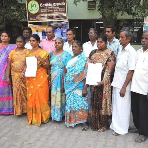 ``தேர்தலைப் புறக்கணித்து, கறுப்புக்கொடி ஏற்றுவோம்!’ - சாலை வசதி கோரி ஈரோடு ஆட்சியரிடம் மனு