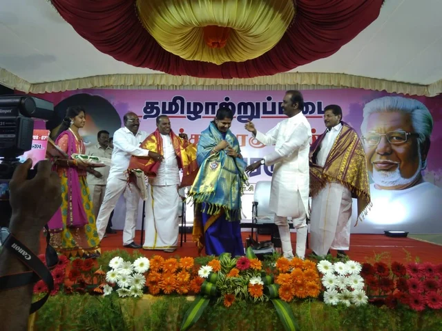 'செயலாகவும் மொழியாகவும் கலைஞர் இருக்கிறார்!' - திருப்பூர் விழாவில் வைரமுத்து உருக்கம்