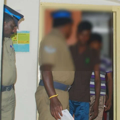 ஈரோட்டில் 13 வயது சிறுமிக்கு நேர்ந்த கொடூரம் - வேன் ஓட்டுநர் உள்ளிட்ட 3 பேர் கைது!