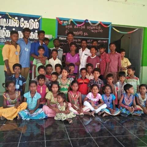 வாட்ஸ்அப்பில் நிதி திரட்டி நூலகம் திறந்த இளைஞர்கள்! - கொண்டாட்டத்தில் கிராம மக்கள்