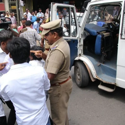 சட்டக்கல்லூரி மாணவர்களின் திடீர் போராட்டம்!