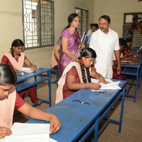 5 மற்றும் 8-ம் வகுப்புகளுக்கு பப்ளிக் எக்ஸாம்! உங்களின் கருத்து என்ன? #VikatanSurvey