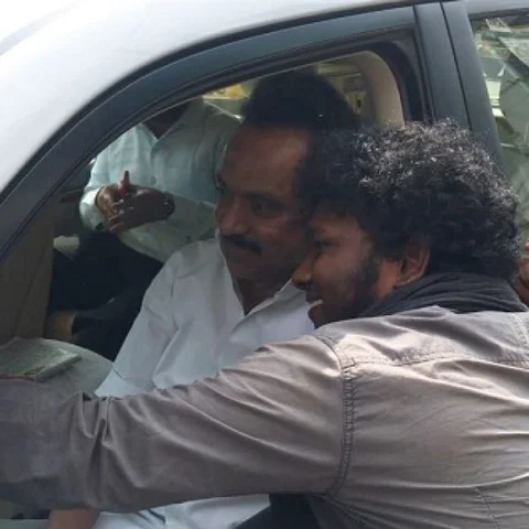 சீறிவந்த ஆட்டோ... செல்ஃபி எடுத்த ஸ்டாலின்... உருகிய உடன்பிறப்புகள் ! #VikatanExclusive