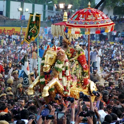 மதுரையில் அழகருக்கும் அரசியல் கட்சிகளுக்கும்தான் போட்டி! - இது புது களேபரம்