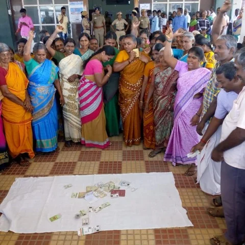 மீண்டும் டாஸ்மாக்! - ஆட்சியர் அலுவலகத்தில் ஆதார் கார்டுகளை வீசியெறிந்த சாமளாபுரம் மக்கள்