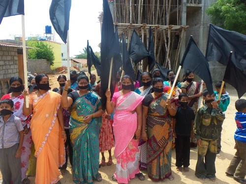 போலீசை கண்டதும் தெறித்து ஓடிய பா.ம.க மகளிர் அணி