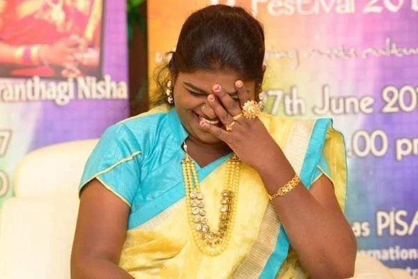 ``நீங்க, எப்படி நிஷா படத்தை அங்கே ஷேர் செய்யலாம்!''- ரசிகருக்கு ரியாஸ் கேள்வி