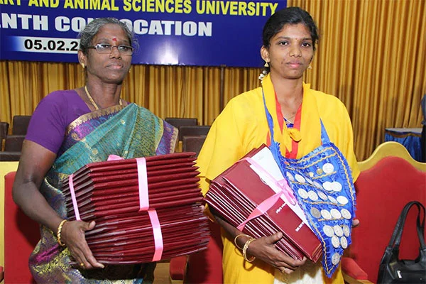 32 பதக்கங்களை அள்ளிய மாணவி; இளநிலை கால்நடை அறிவியல் படிப்பில் அபாரம்!