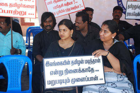 ராஜபக்சேவுக்கு மரண தண்டனை கோரி இசை கலைஞர்கள் உண்ணாவிரதம் ( படங்கள் )