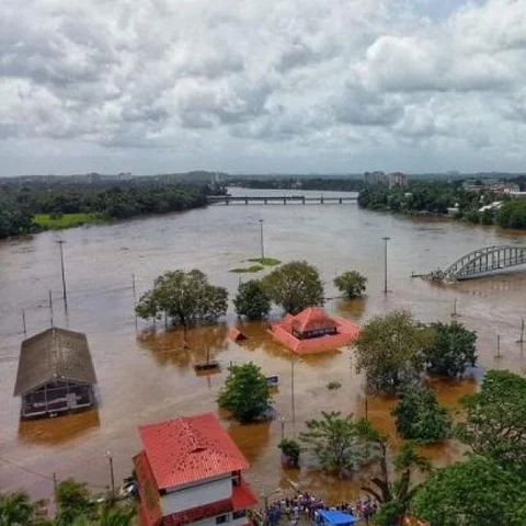 கேரளாவுக்கு கரம் நீட்டும் அண்டை மாநிலங்கள்... குவிகிறது வெள்ள நிவாரண நிதி!