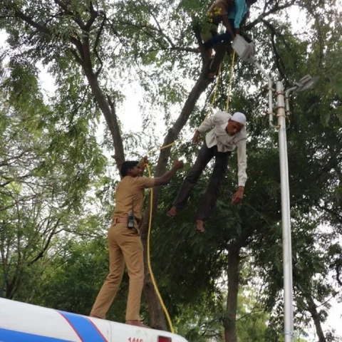 `கையகப்படுத்திய நிலத்திற்கு இழப்பீடு கொடு!’ - மரத்தில் ஏறி விஷம் குடித்த நபரால் வேலூரில் பரபரப்பு