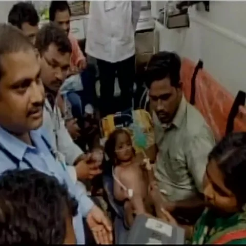 ஆழ்துளைக் கிணற்றில் விழுந்த குழந்தை 12 மணி நேரத்துக்குப் பின் உயிருடன் மீட்கப்பட்ட அதிசயம்!