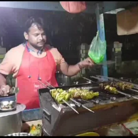 `பாகிஸ்தான் ஒழிகன்னு சொன்னா லெக் பீஸ் தள்ளுபடி!'- தள்ளுவண்டி கடைக்காரரின் நூதன அறிவிப்பு