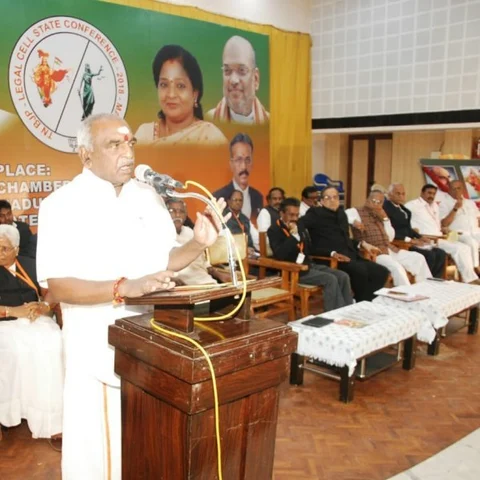 `ஸ்டெர்லைட் விவகாரத்தை அரசியல் கண்ணோட்டத்தோடு பார்க்கக் கூடாது!’ - பொன்.ராதாகிருஷ்ணன்
