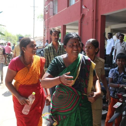 காவல்நிலைய வளாகத்தில் தீக்குளிக்க முயன்ற பெண் - கொலை மிரட்டலுக்கு நடவடிக்கை எடுக்க வலியுறுத்தல்