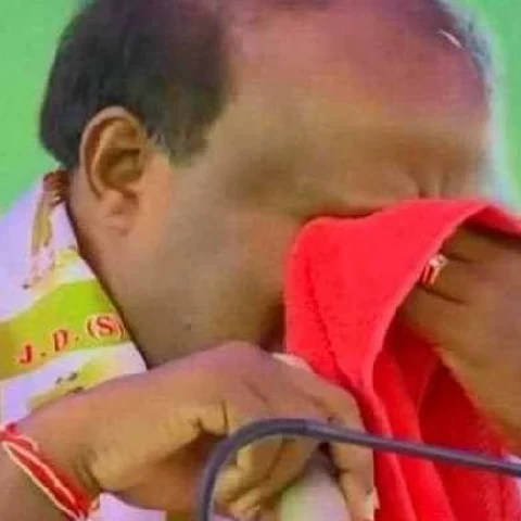 `எத்தனை நாள்களுக்கு உயிரோடு இருப்பேன் எனத் தெரியாது’ - கர்நாடக முதல்வர் குமாரசாமி கண்ணீர்