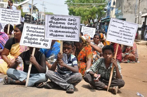 மீனவர்களை விடுவிக்க கோரி ராமேஸ்வரம் மீனவர்கள் சாலை மறியல் (படங்கள்)