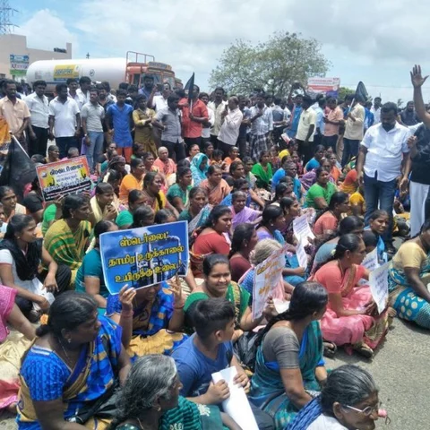 `ஸ்டெர்லைட்டை மூடியே தீர வேண்டும்' - தூத்துக்குடி கலெக்டர் ஆபீஸில் அதிர்ந்த 8 கிராம மக்களின் குரல்